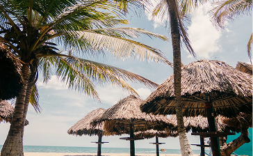 Una playa limpia con kioscos bacanos